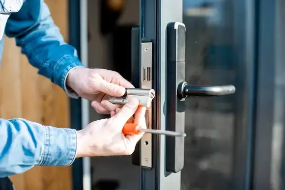 Sửa khóa cửa nhôm kính