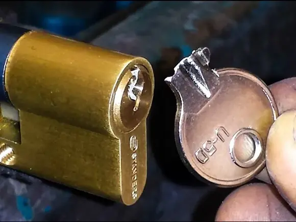 Sửa khóa cửa bị gãy chìa